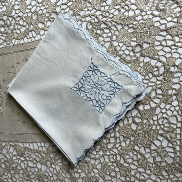 Vintage Ice Blue & White Linen Battenburg Dinner Napkins Set of 9 - Picture 3 of 3